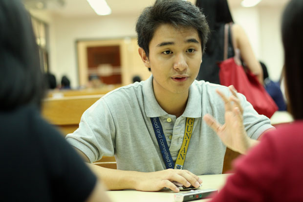 Mano-a-mano. Sanggu president Drew Copuyoc praises Aquino's efforts for change. Photo by Ean L. Dacay.
