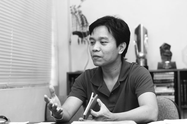 A matter of literacy. “If you want to talk about social class in language, the dichotomy that must be focused on is colloquialism versus intellectualism,” says Alvin Yapan. Photo by Migi C. Soriano