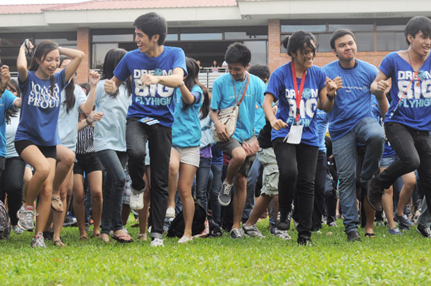Setting a record. Amidst all the school work, the college fair gave the members of the Loyola Schools an opportunity to come together as a community. Photo by Kitkat S. Lastimosa Setting a record. Amidst all the school work, the college fair gave the members of the Loyola Schools an opportunity to come together as a community. Photo by Kitkat S. Lastimosa